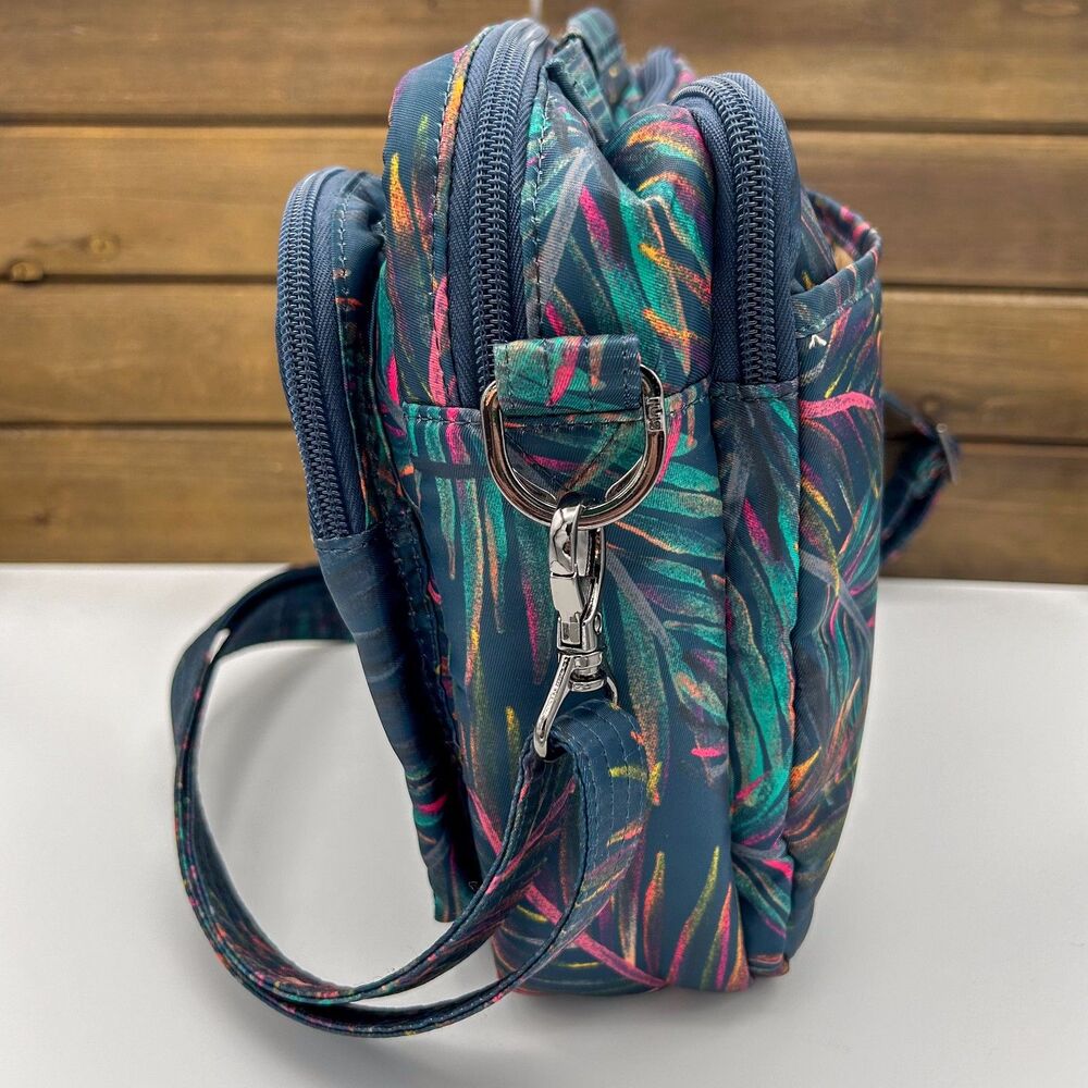 Lug Navigator Crossbody Bag NWT Tropical Leaf Blue Pink Quilted - Picture 3 of 9